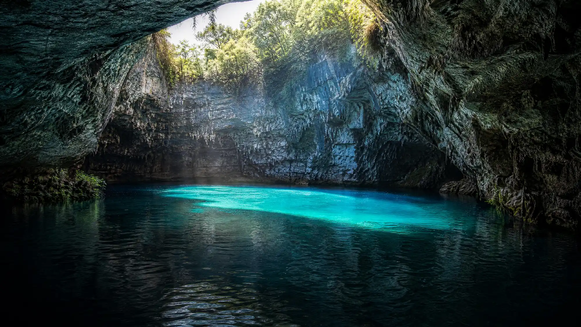 Visitez deux sites géologiques naturels situés à 3 kilomètres l'un de l'autre en Céphalonie. Faites une balade en barque à rames sur un lac saumâtre et traversez à pied une grotte calcaire.
