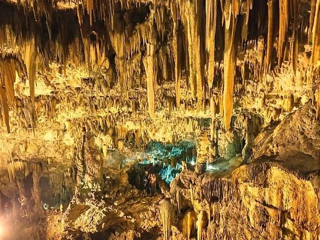 Superbes stalactites et stalagmites à l'intérieur de la grotte de Drogarati, en Grèce.