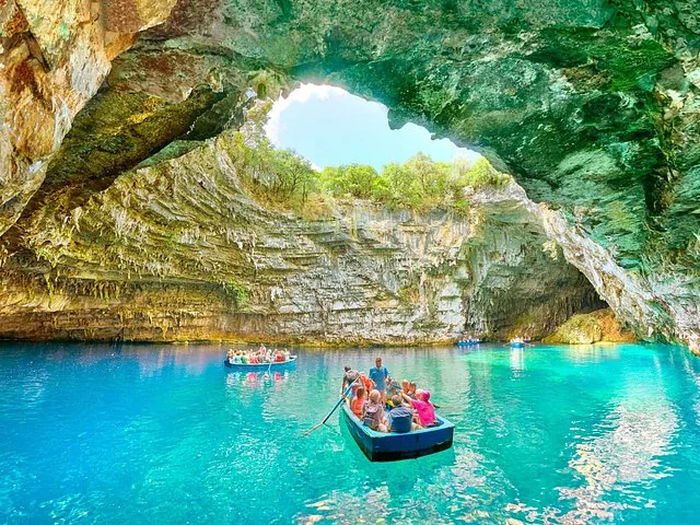 Des eaux bleues éclatantes et des rayons de soleil illuminant la grotte de Melissani à ciel ouvert.