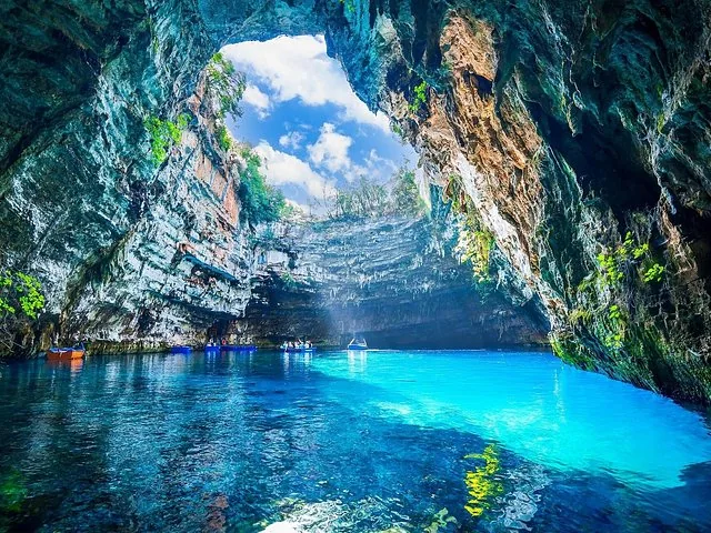 Prospettiva mozzafiato del tetto aperto e delle acque blu della Grotta di Melissani.