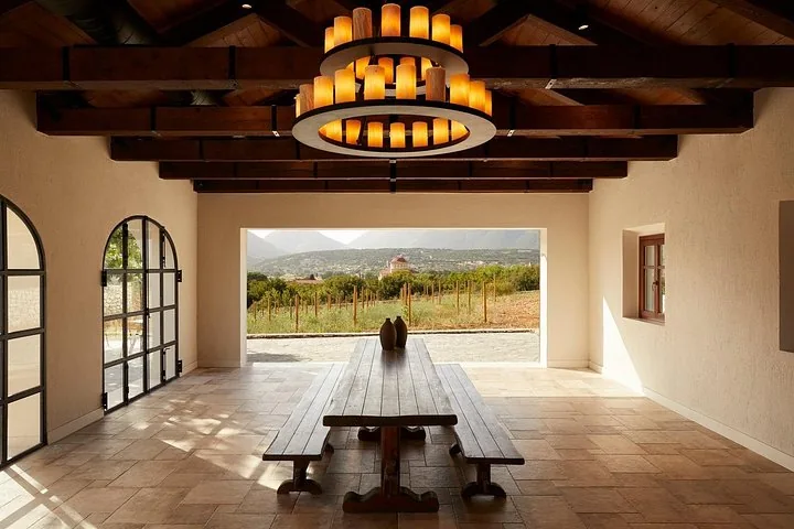 Intérieur élégant et rustique avec une grande table en bois et une vue panoramique.
