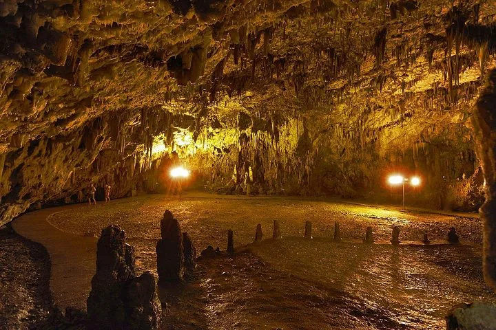 Impresionantes formaciones rocosas iluminadas y un sendero peatonal dentro de la Cueva Drogarati.
