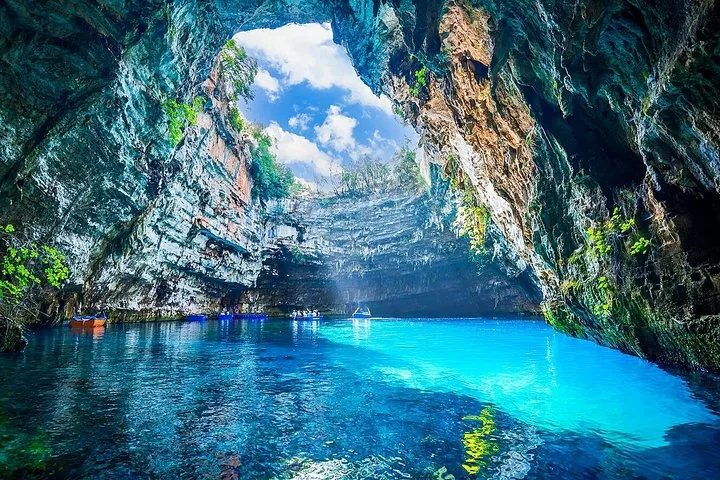 Hermosas aguas azules que reflejan las paredes rocosas de la Cueva Melissani.