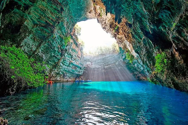 Luz solar entrando por el techo derrumbado de la hermosa Cueva Melissani.