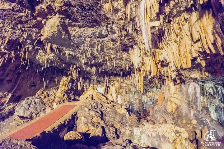Intrincadas formaciones de estalactitas que cuelgan del techo de la Cueva Drogarati.