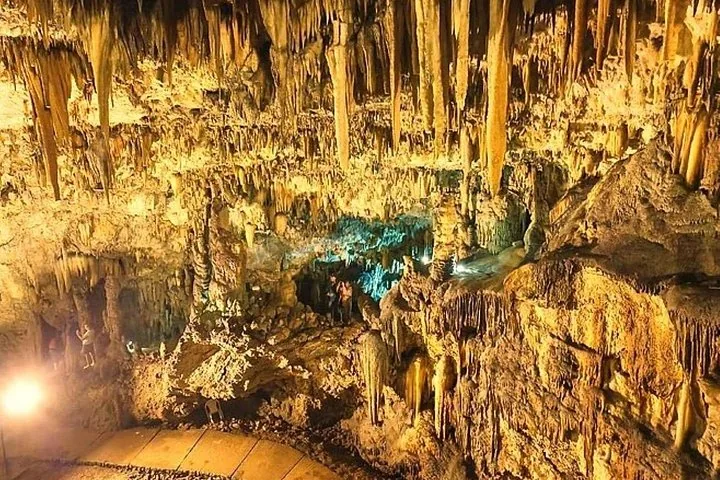 Vue détaillée des imposantes stalactites à l'intérieur de l'ancienne grotte de Drogarati.