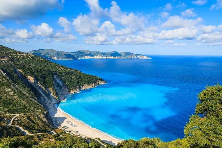 Vista panorámica de la espectacular Playa Myrtos desde un mirador elevado.